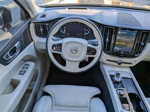 Used 2022 Volvo XC60 B5 Inscription w/ Advanced Package image 17