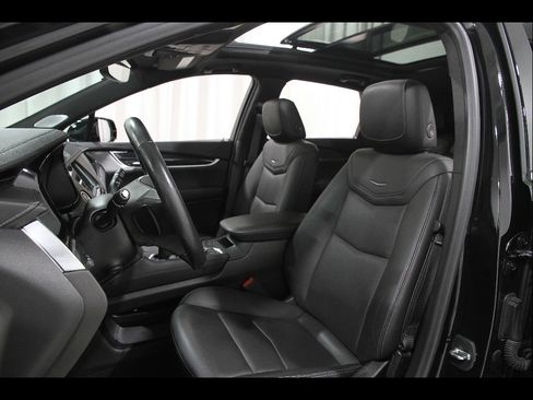 Used 2022 Cadillac XT5 Premium Luxury w/ Technology Package AWD/4WD image 5