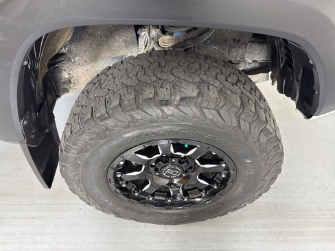 Used 2018 Toyota Tacoma TRD Off-Road w/ Technology Package image 11