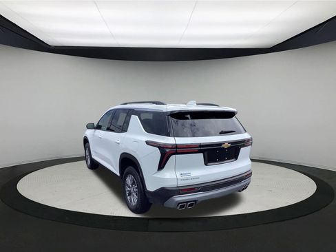 Used 2025 Chevrolet Traverse LT image 6