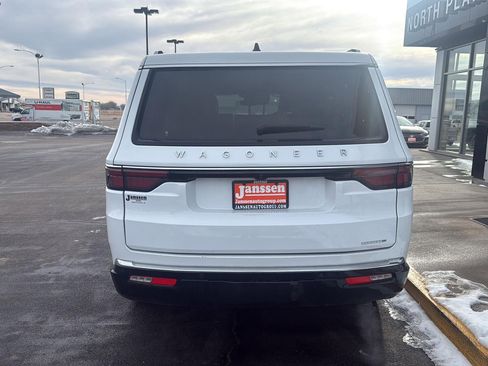 Used 2024 Jeep Wagoneer Series II image 3