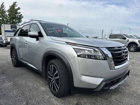 Used 2025 Nissan Pathfinder Platinum FWD image 12