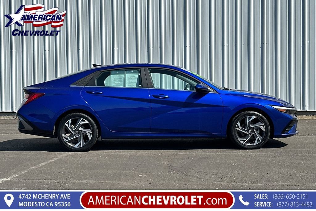 Used 2025 Hyundai Elantra SEL FWD image 3