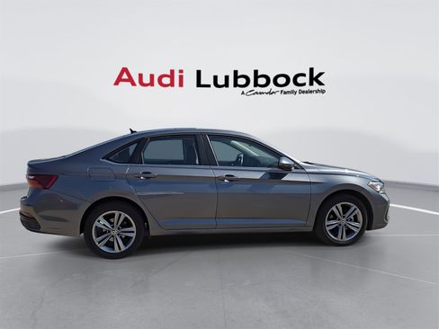 Used 2024 Volkswagen Jetta SE image 9