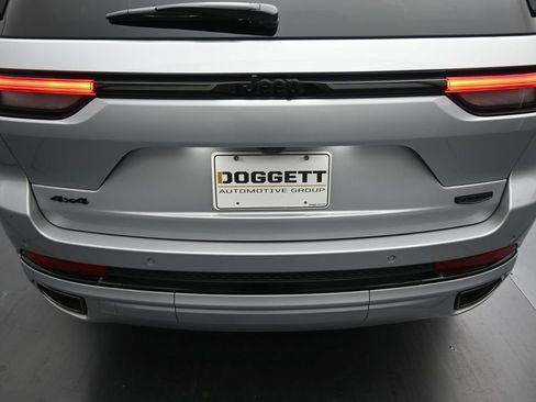 Used 2025 Jeep Grand Cherokee Summit w/ Obsidian Package image 12