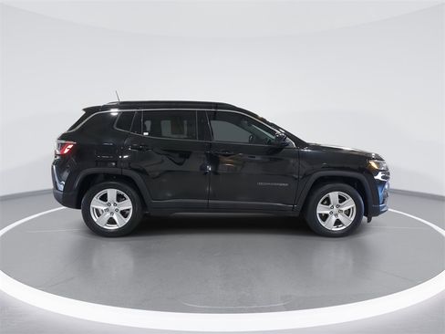 Used 2022 Jeep Compass Latitude image 9