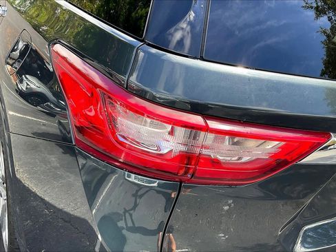 Used 2019 Chevrolet Traverse Premier w/ Driver Confidence II Package FWD image 29
