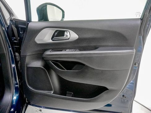 Used 2025 Chrysler Pacifica Limited FWD image 34