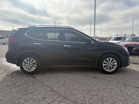 Used 2017 Nissan Rogue SV image 4