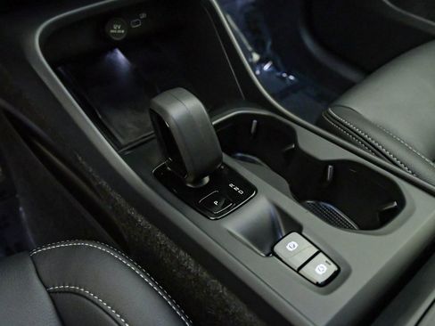 Certified 2025 Volvo XC40 B5 Core AWD/4WD image 20