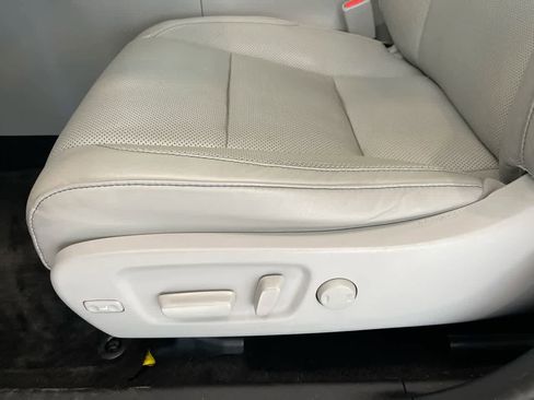 Used 2017 Toyota Highlander Limited image 12