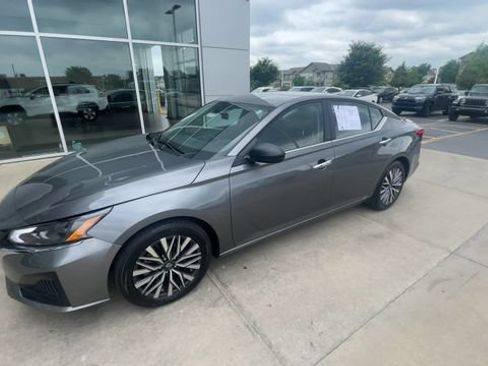Used 2025 Nissan Altima 2.5 SV FWD image 6