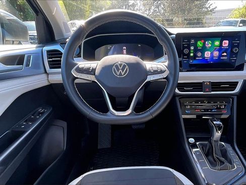 Certified 2025 Volkswagen Taos SE w/ Panoramic Sunroof Package image 19