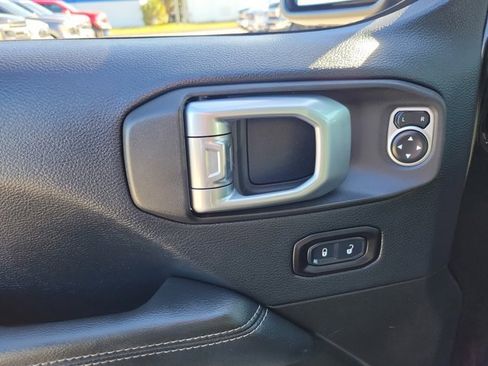 Used 2019 Jeep Wrangler Unlimited Sahara image 22