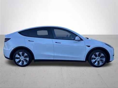 Used 2022 Tesla Model Y Long Range image 5