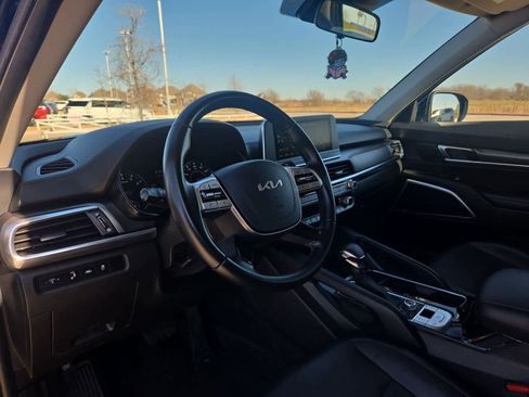 Certified 2022 Kia Telluride LX image 2