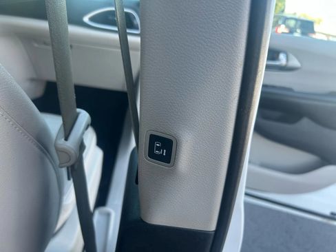 Used 2021 Chrysler Pacifica Touring-L image 28