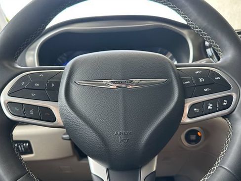 Used 2024 Chrysler Pacifica Touring-L FWD image 25