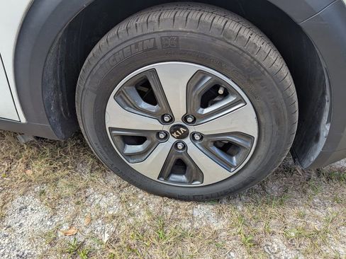 Used 2019 Kia Niro EX image 10