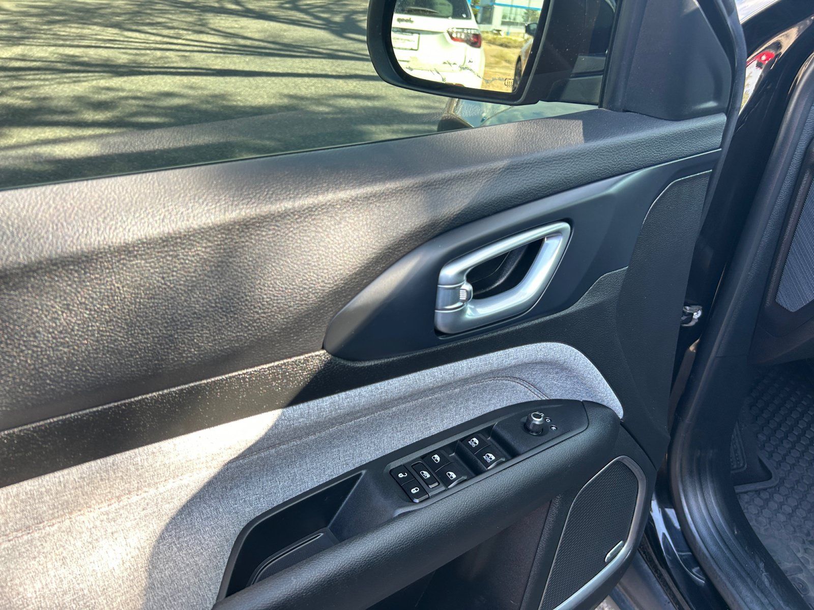 Used 2023 Jeep Compass Latitude w/ Sun and Sound Group AWD/4WD image 13