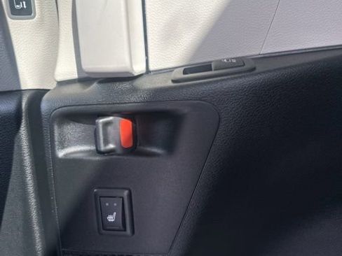 Used 2024 Chrysler Pacifica Limited image 11