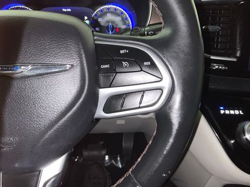 Used 2018 Chrysler Pacifica Touring-L Plus FWD image 25