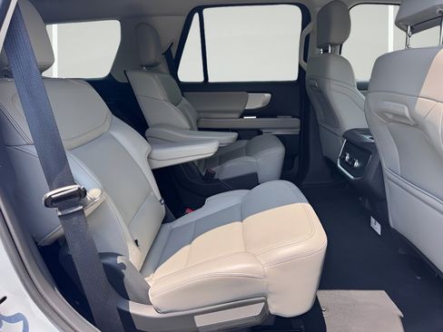 Used 2025 Ford Expedition Active RWD image 31
