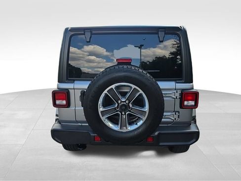 Used 2018 Jeep Wrangler Unlimited Sahara AWD/4WD image 7