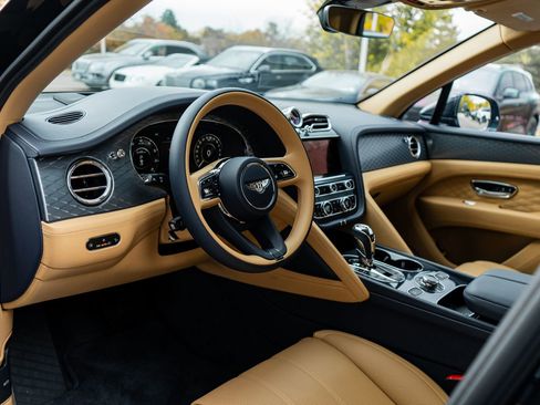 New 2025 Bentley Bentayga V8 image 25