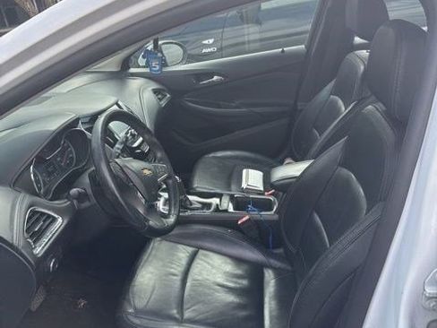 Used 2017 Chevrolet Cruze Premier image 2