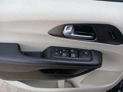 Used 2024 Chrysler Pacifica Touring-L image 24