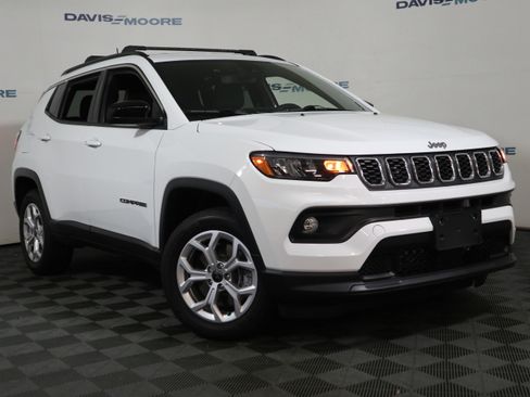 Used 2025 Jeep Compass Latitude AWD/4WD image 2