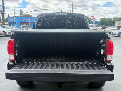 Used 2017 Toyota Tacoma TRD Sport AWD/4WD image 27
