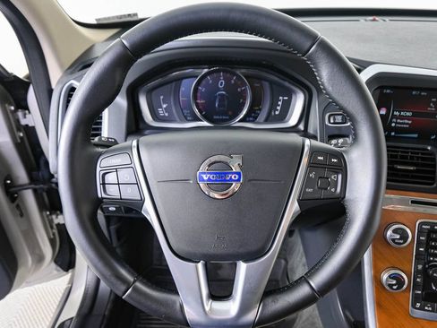 Used 2017 Volvo XC60 T5 Inscription w/ Preferred Option Package FWD image 9