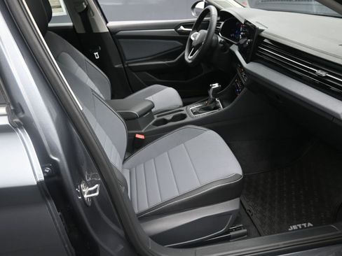 Used 2025 Volkswagen Jetta SE image 27