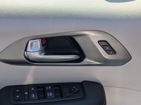 Used 2024 Chrysler Pacifica Touring-L FWD image 12