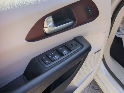 Used 2019 Chrysler Pacifica Limited w/ Tire & Wheel Group image 13