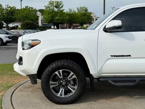 Used 2016 Toyota Tacoma TRD Sport w/ Premium & Technology Package AWD/4WD image 11