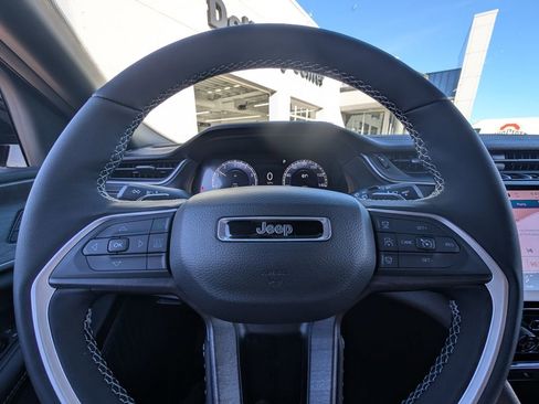 New 2025 Jeep Grand Cherokee Limited w/ Black Appearance Package image 18