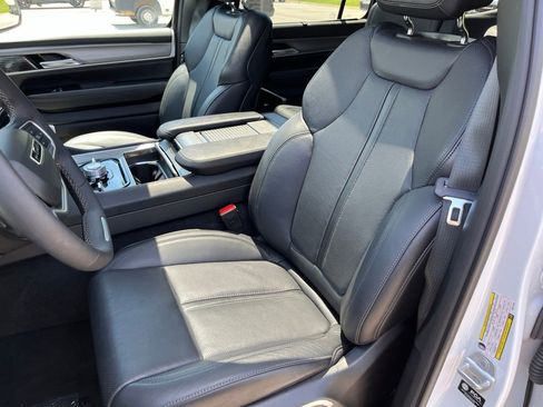 Used 2025 Jeep Wagoneer Series III w/ Premium Group I AWD/4WD image 8