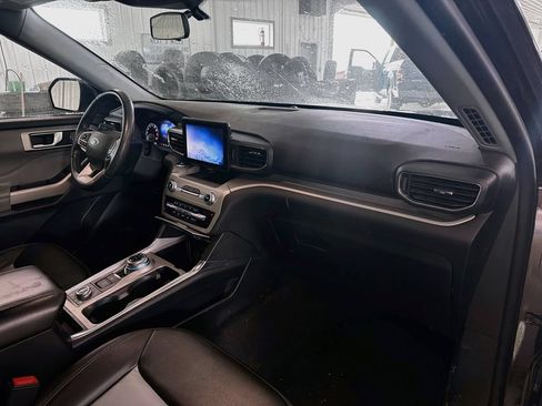 Used 2022 Ford Explorer XLT w/ XLT Sport Appearance Package AWD/4WD image 12