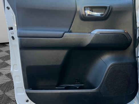 Used 2016 Toyota Tacoma TRD Sport image 19