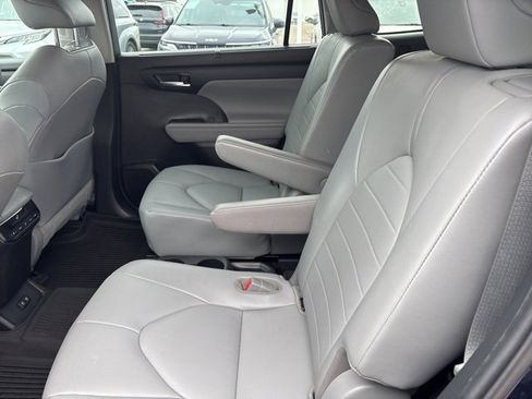 Used 2020 Toyota Highlander XLE image 6