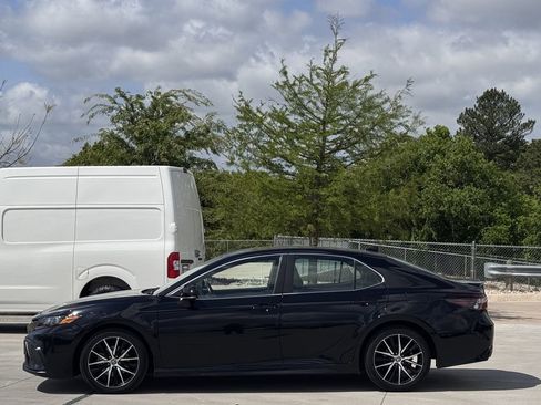 Used 2023 Toyota Camry SE FWD image 3