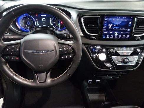 Used 2020 Chrysler Pacifica Touring-L Plus w/ Advanced Safetytec Group FWD image 12