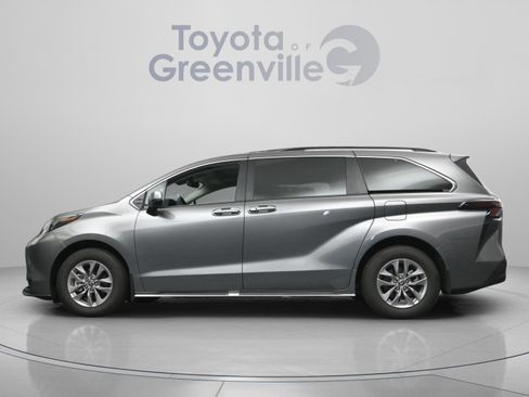 Used 2026 Toyota Sienna XLE FWD image 6