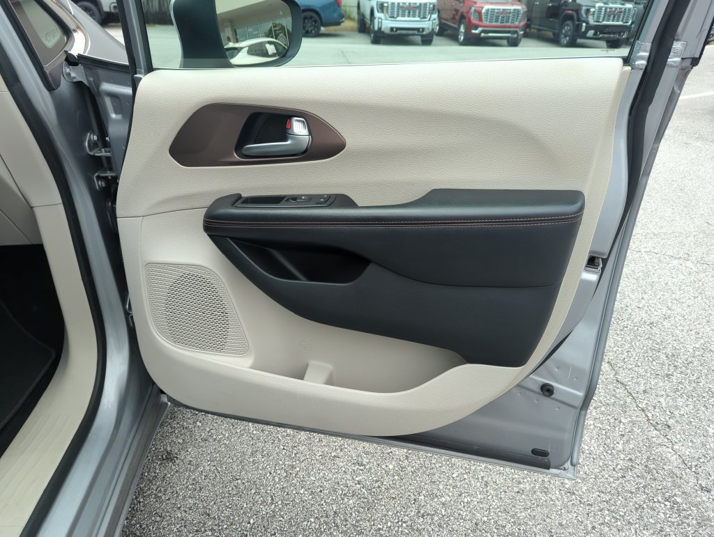 Used 2018 Chrysler Pacifica L FWD image 30