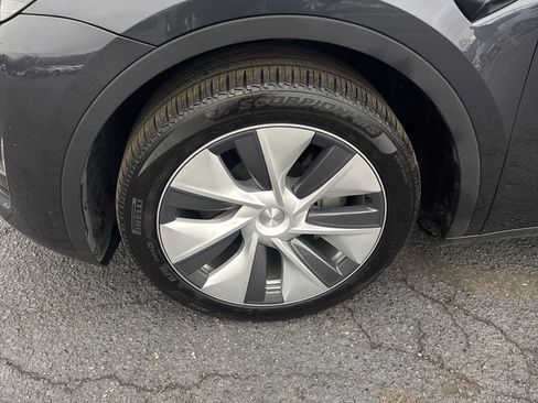 Used 2024 Tesla Model Y Long Range image 9