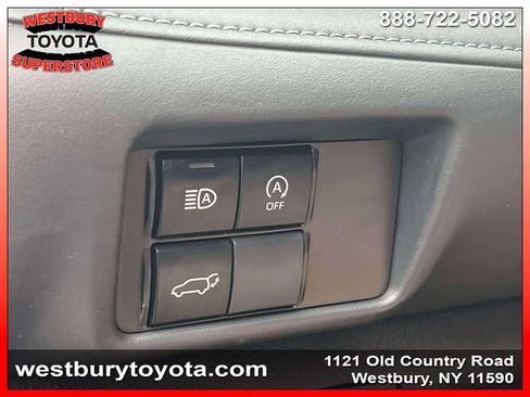 Used 2024 Toyota Highlander LE image 24