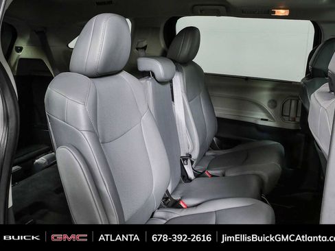 Used 2024 Toyota Sienna XLE FWD image 21